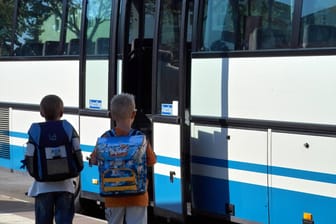 Kinder am Schulbus (Symbolbild): Der Sachschaden beträgt mehr als 2.000 Euro.