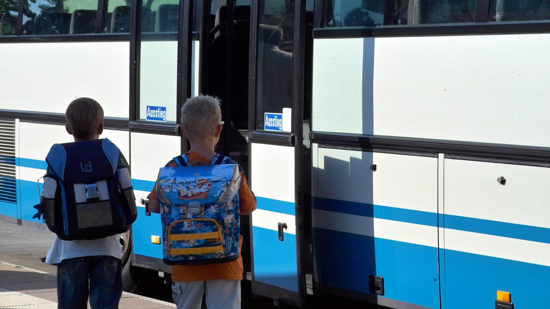 Kinder am Schulbus (Symbolbild): Der Sachschaden beträgt mehr als 2.000 Euro.