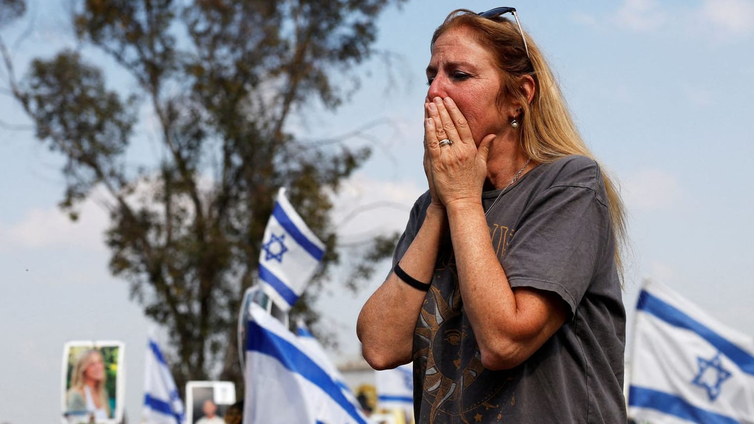 Orna Adar trauert um ihre Tochter Gili Adar, die bei dem Hamas-Angriff am 7. Oktober getötet wurde. Orna Adar trauert um ihre Tochter Gili Adar, die bei dem Hamas-Angriff am 7. Oktober getötet wurde.