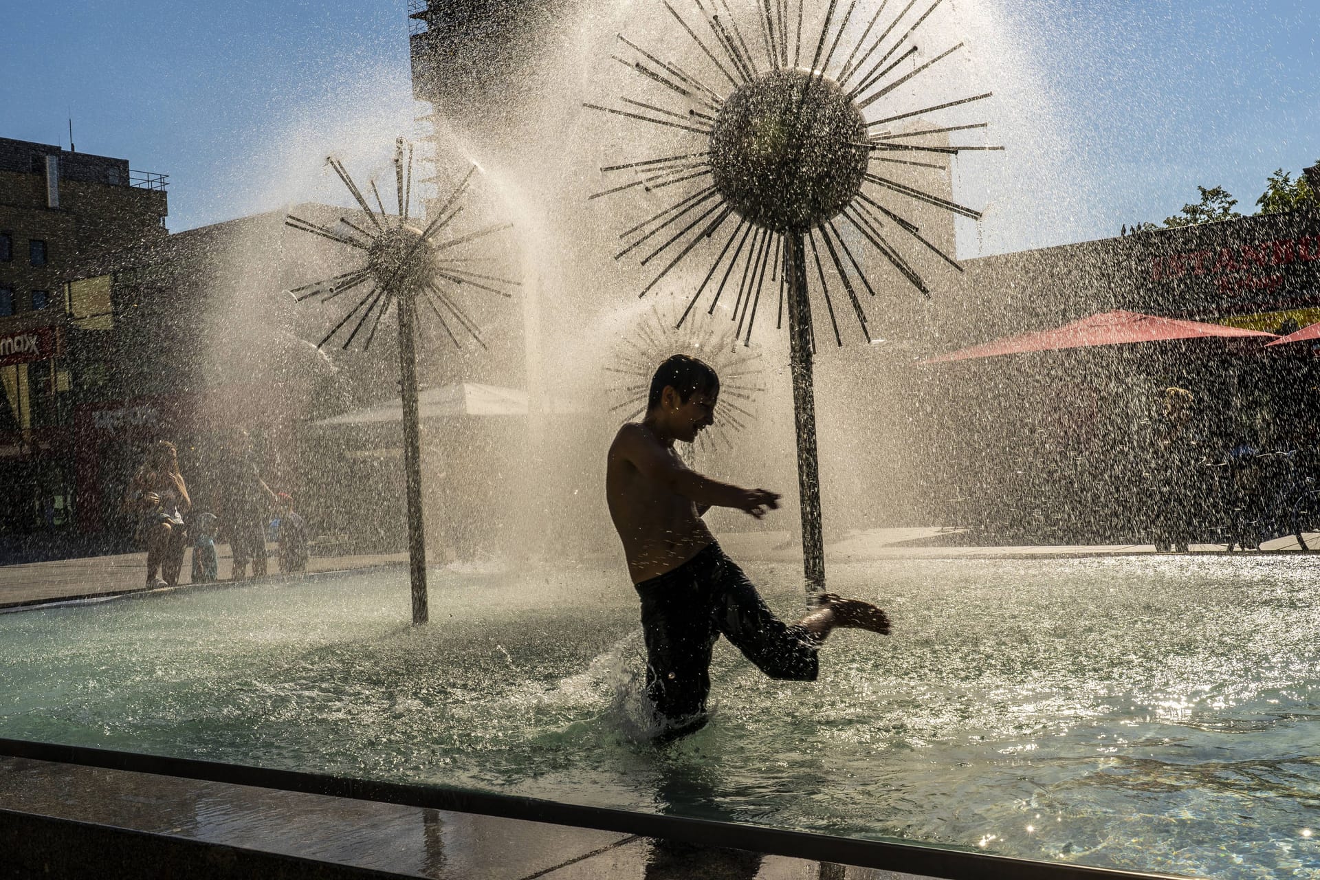 Springbrunnen auf der Prager Straße in Dresden (Archivbild): Abkühlung während der tropischen Sommerhitze.