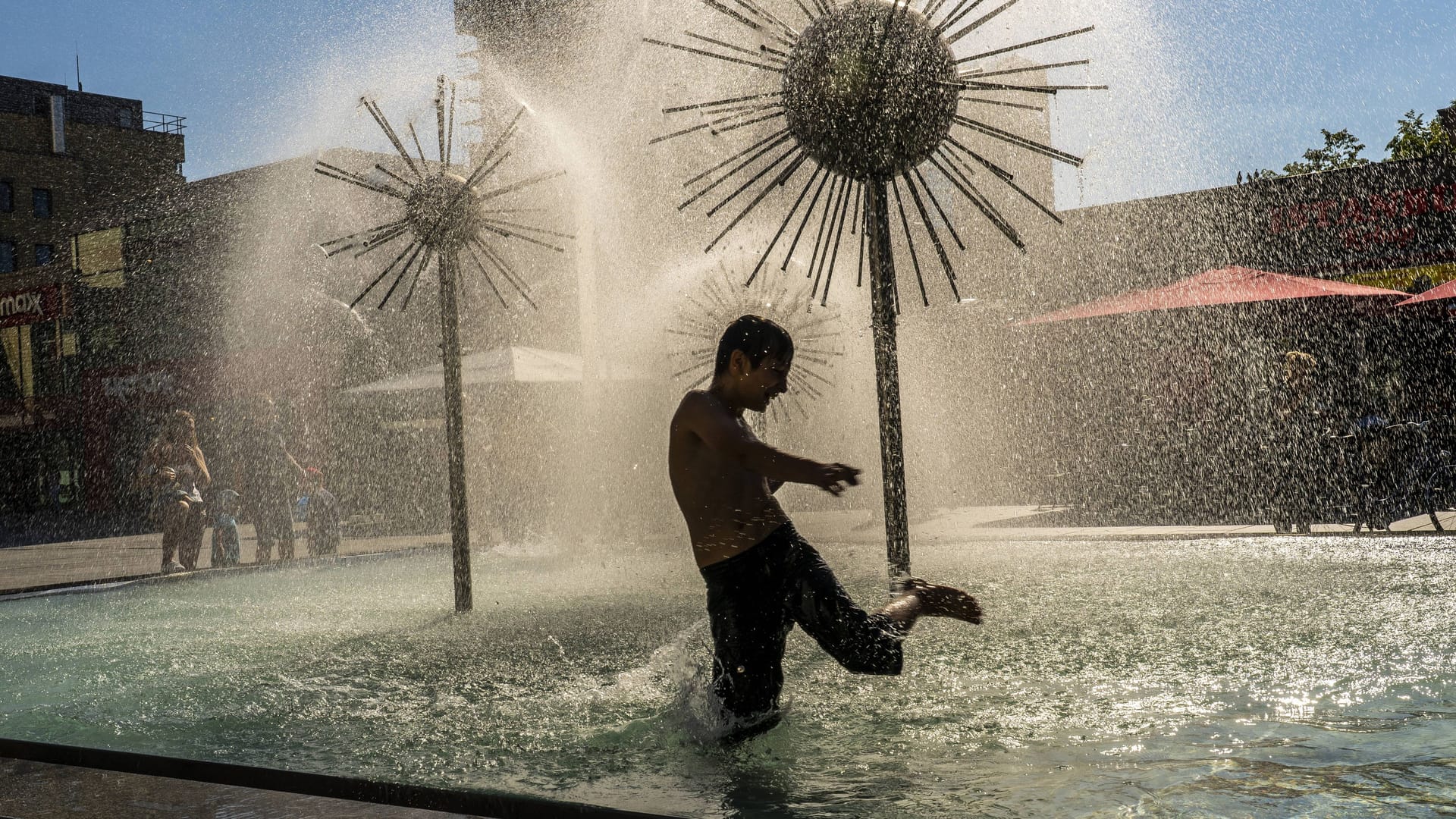 Springbrunnen auf der Prager Straße in Dresden (Archivbild): Abkühlung während der tropischen Sommerhitze.