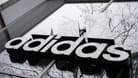 Schriftzug von Adidas: Die Sportmarke hat ein Lieferproblem.