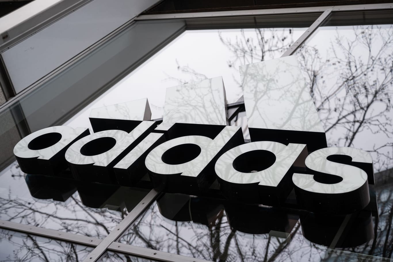 Schriftzug von Adidas: Die Sportmarke hat ein Lieferproblem.