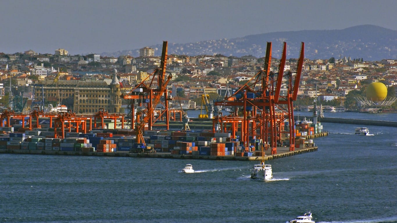 Der Hafen von Istanbul (Archivbild): Die Türkei ist besonders wichtig für die russische Wirtschaft.