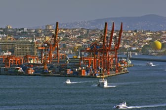 Der Hafen von Istanbul (Archivbild): Die Türkei ist besonders wichtig für die russische Wirtschaft.