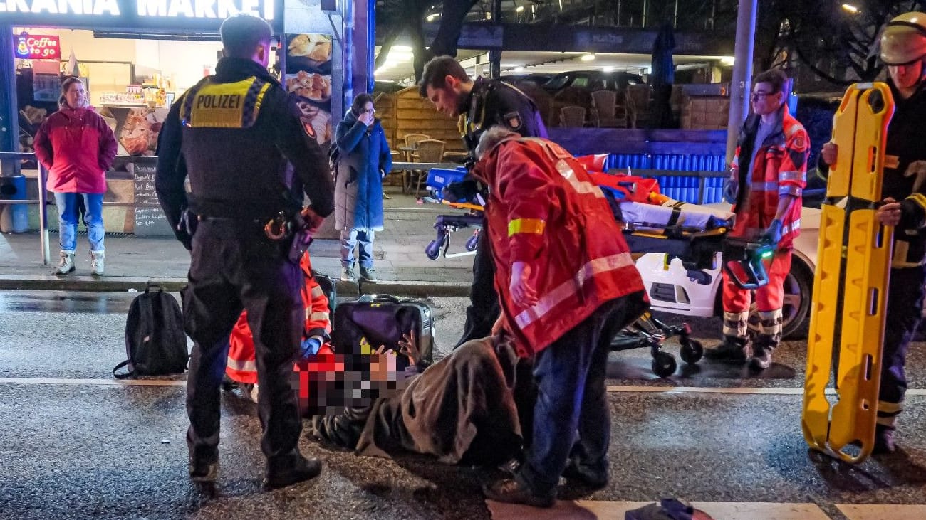 Unfall in Hamburg: Warum einer der Männer plötzlich wegrannte, ist ungewiss. Unfall in Hamburg: Warum einer der Männer plötzlich wegrannte, ist ungewiss.