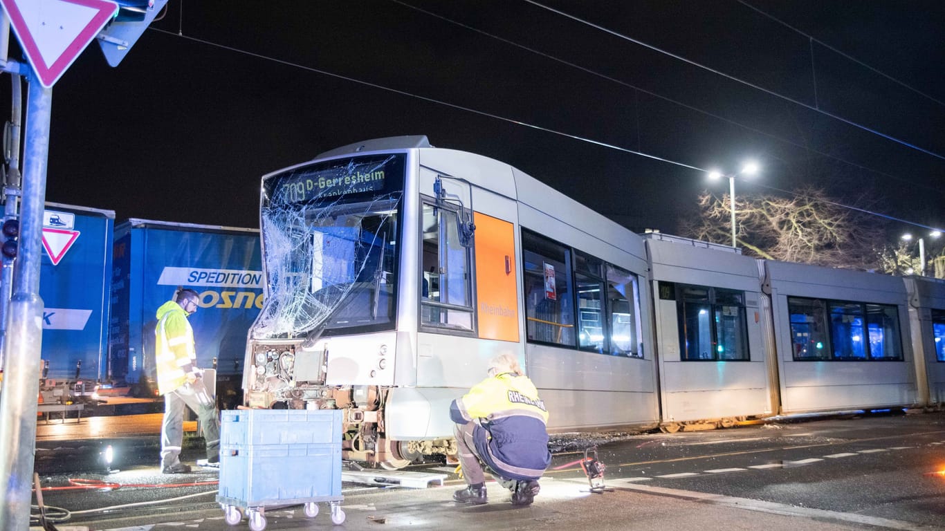 Angefahrene Tram in Neuss: Zehn Menschen wurden verletzt.