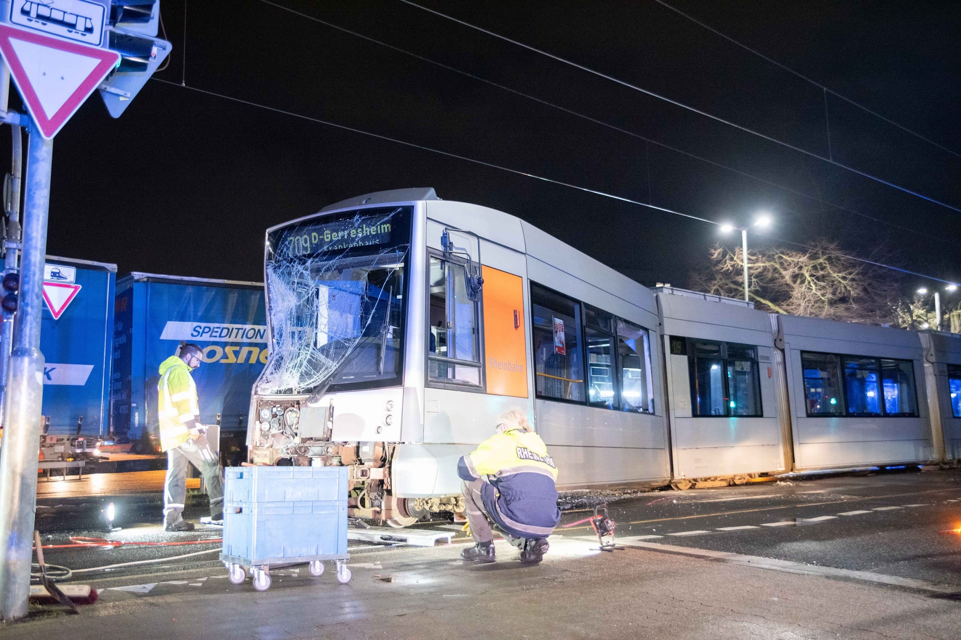 Angefahrene Tram in Neuss: Zehn Menschen wurden verletzt.