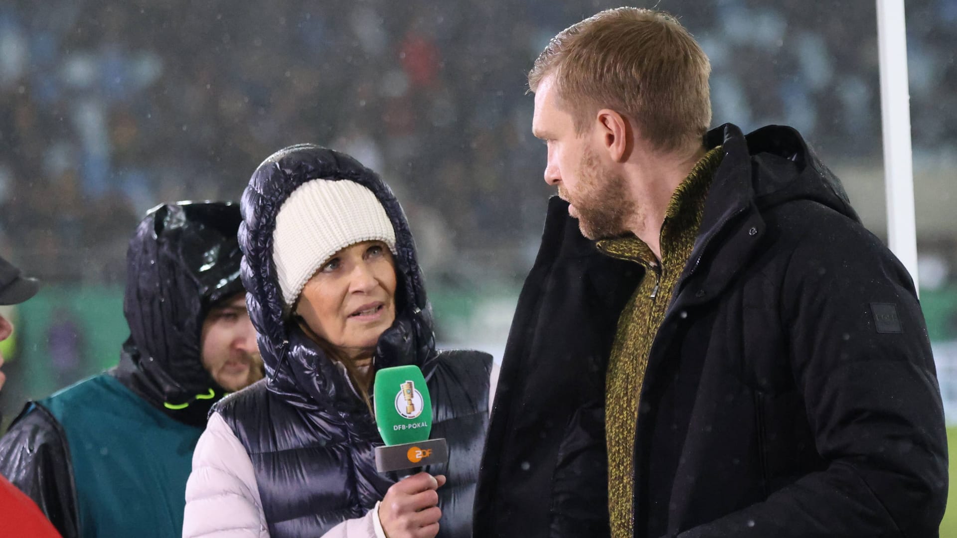 Katrin Müller-Hohenstein (l.) mit Per Mertesacker: Das Moderatoren-Duo erlebte einen ungewöhnlichen Pokalabend.