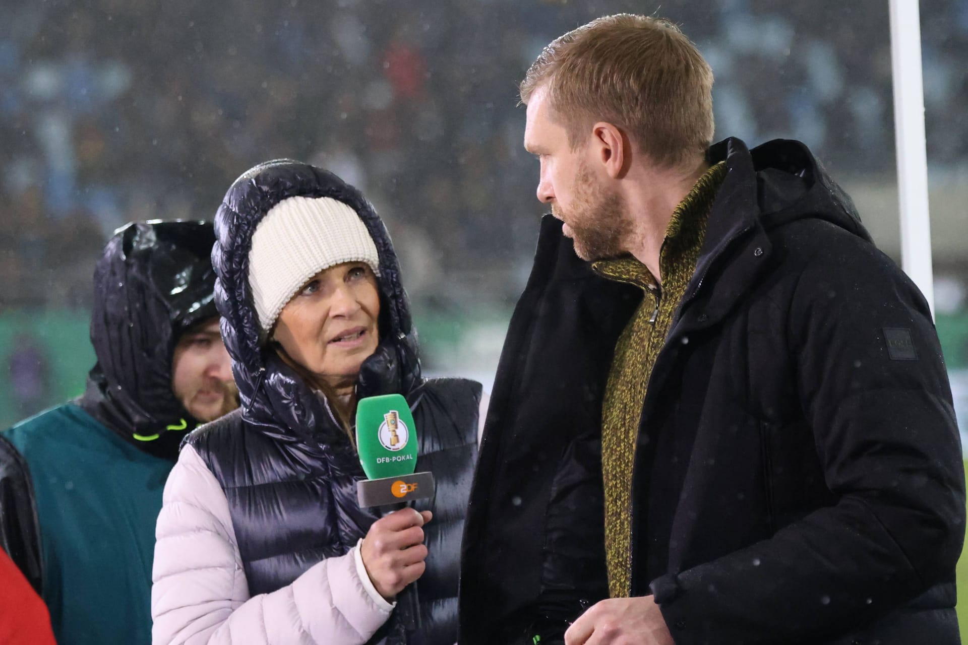 Katrin Müller-Hohenstein (l.) mit Per Mertesacker: Das Moderatoren-Duo erlebte einen ungewöhnlichen Pokalabend.