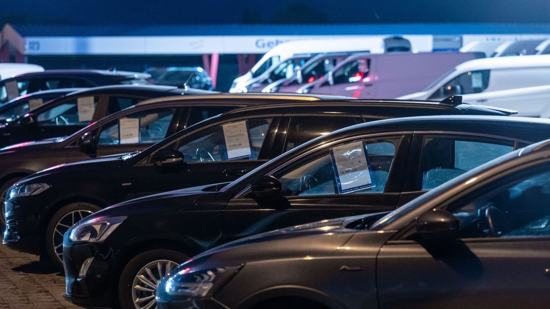Neuwagen beim Händler Neuwagen beim Händler