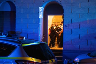 Polizisten vor der Wohnung an der Leither Straße: Der Ehemann der Toten hat sich gestellt.