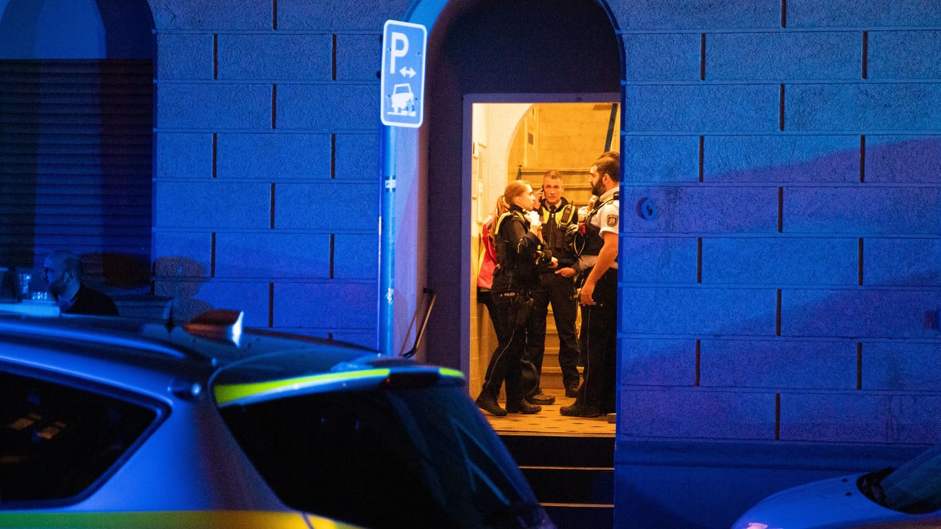 Polizisten vor der Wohnung an der Leither Straße: Der Ehemann der Toten hat sich gestellt.