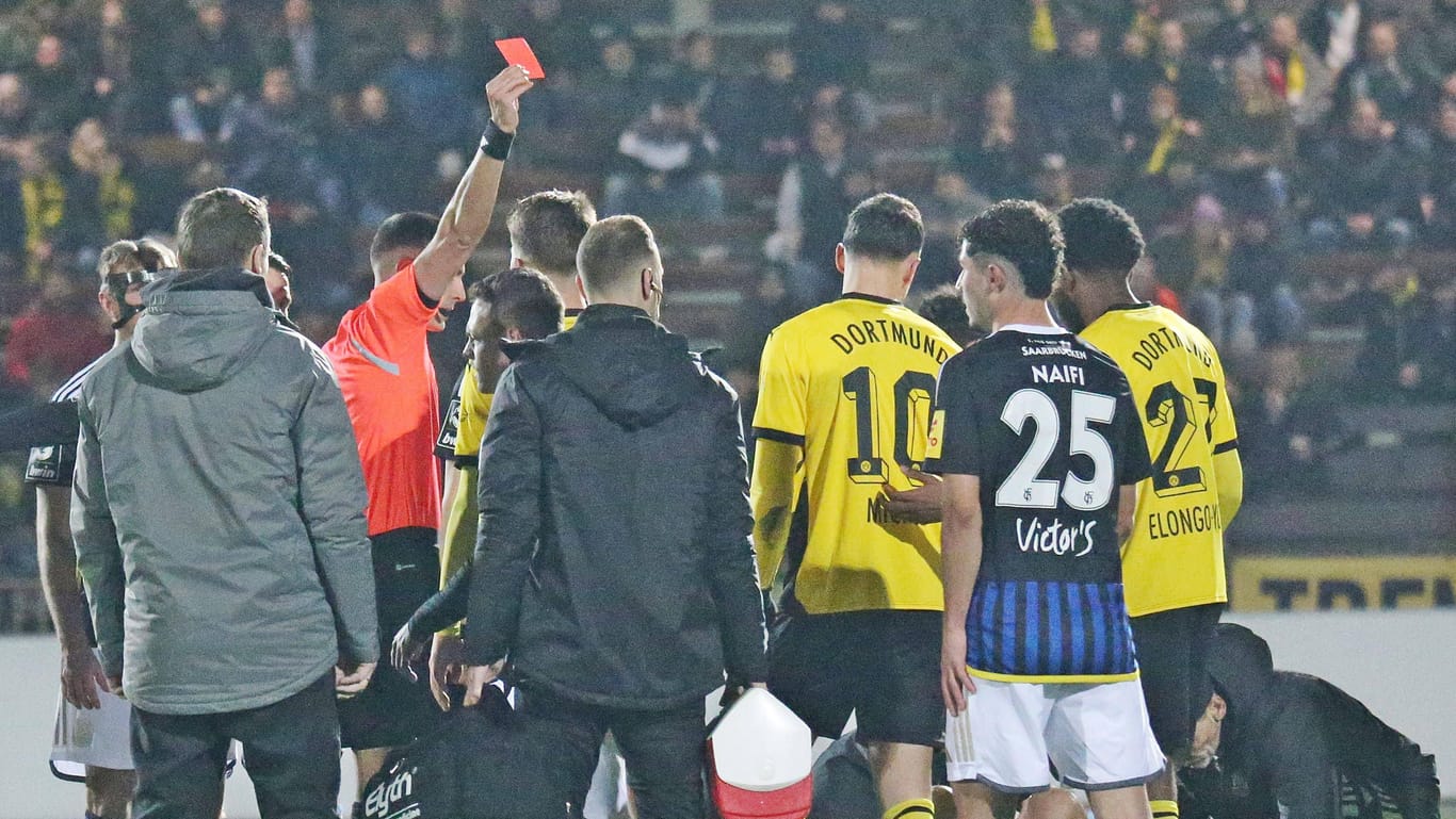 Der Schiedsrichter zeigt Falko Michel die Rote Karte: Ein Kung-Fu-Tritt sorgte in der 3. Liga für Aufregung.