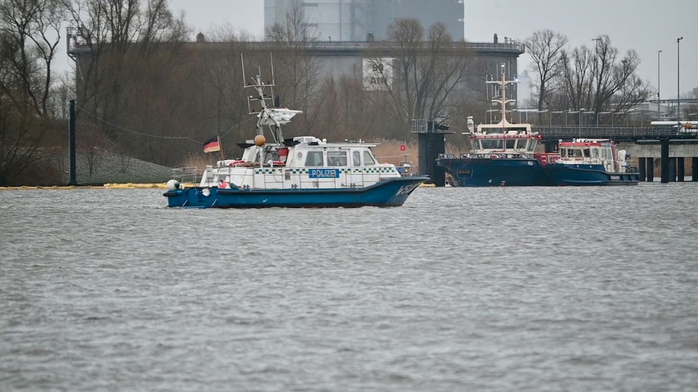 Polizei im Einsatz auf der Elbe: Im Hamburger Hafen ist am Dienstag ein Frachter gesunken.