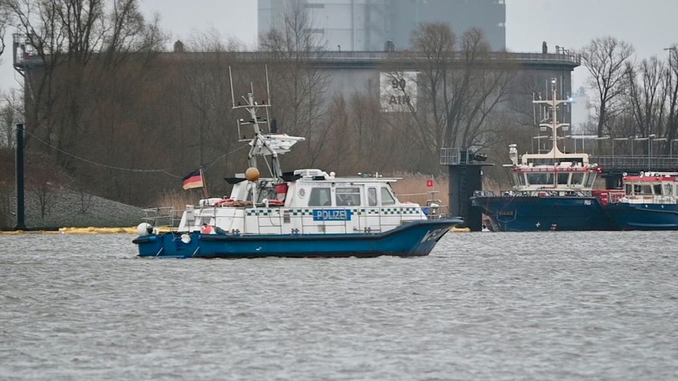 Polizei im Einsatz auf der Elbe: Im Hamburger Hafen ist am Dienstag ein Frachter gesunken.