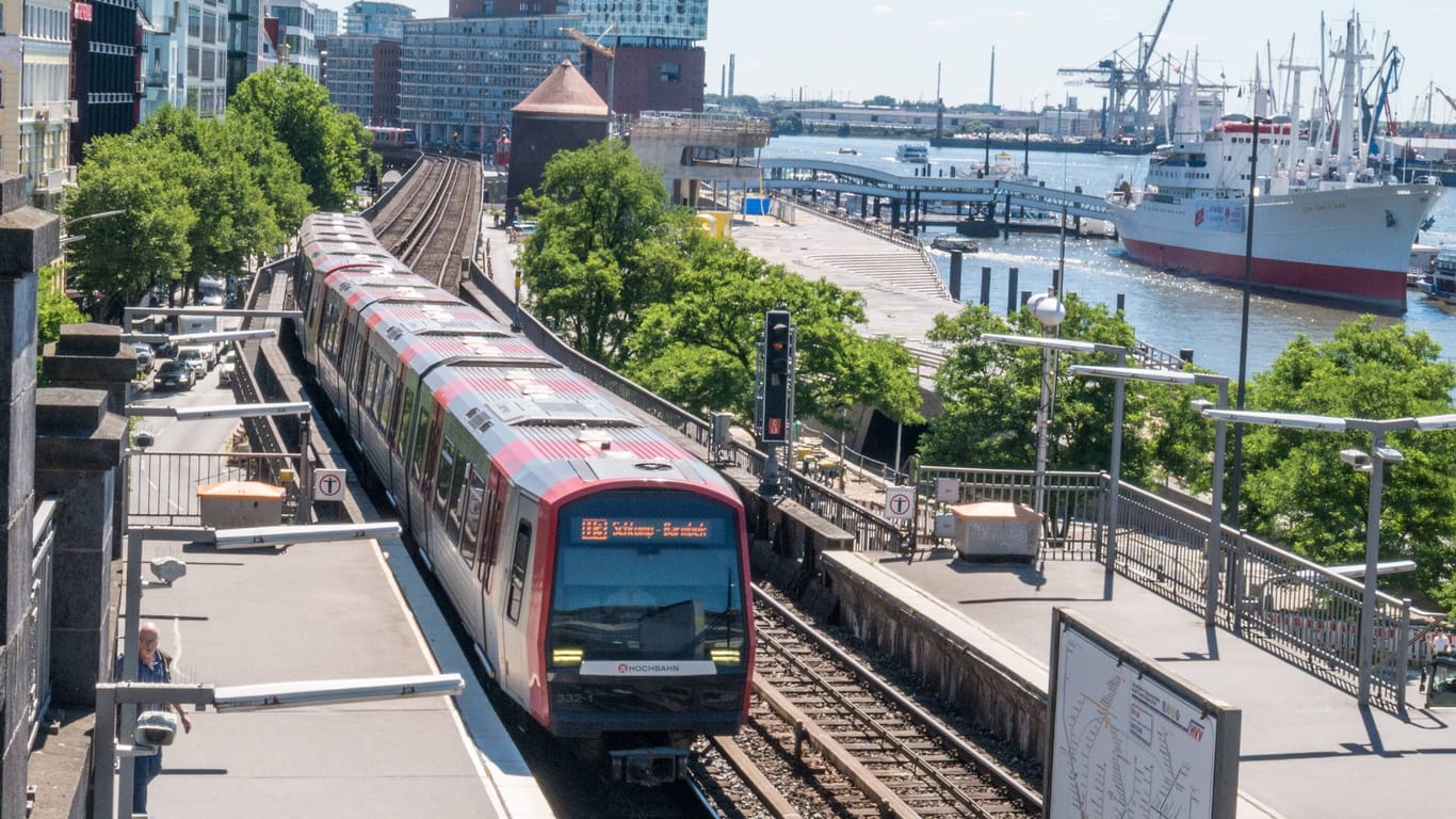 Hamburg: Eine U-Bahn fährt in den Bahnhof Landungsbrücken.