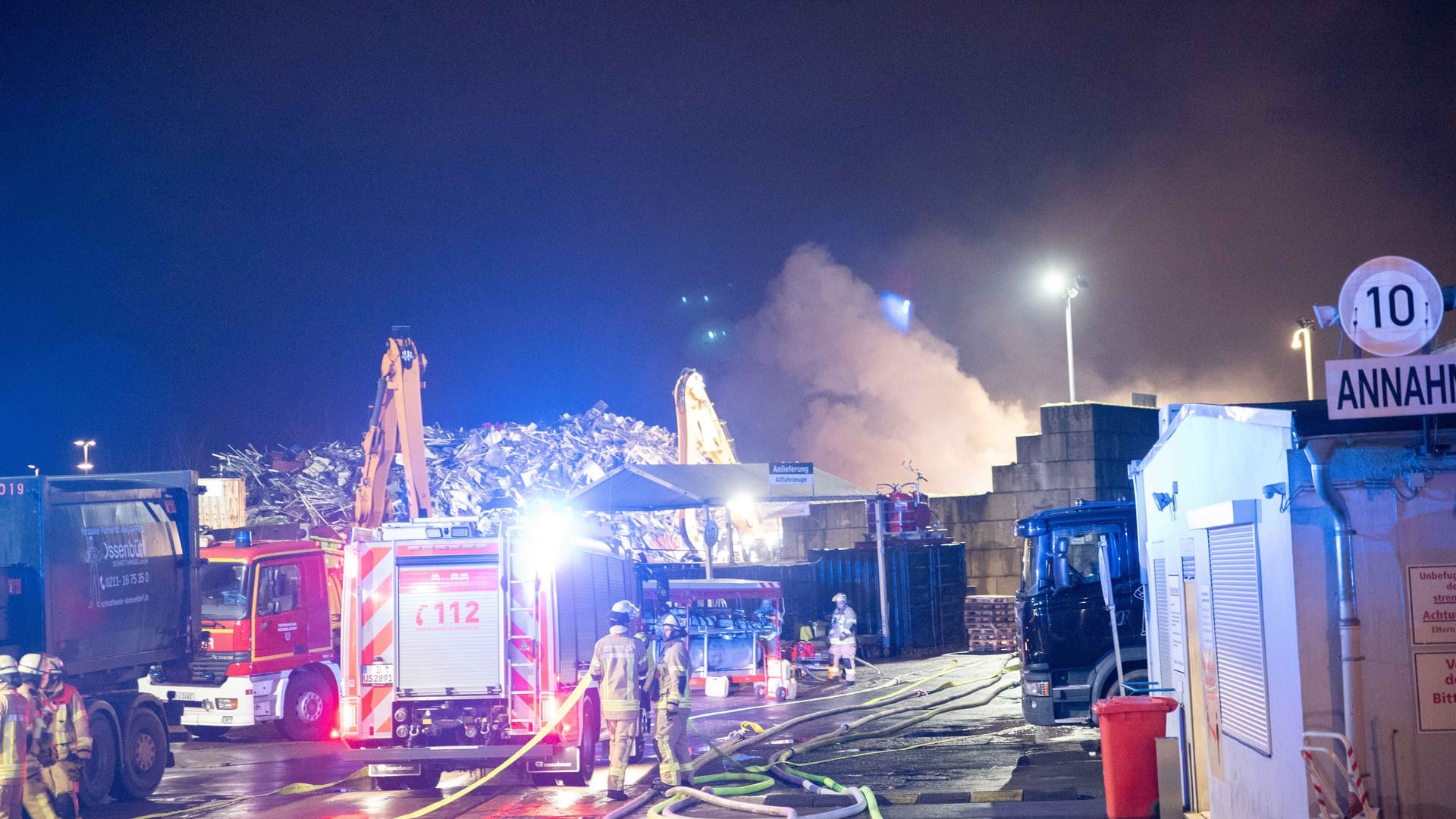 Brand in Düsseldorf: Die Feuerwehr warnte vor dem Rauch.