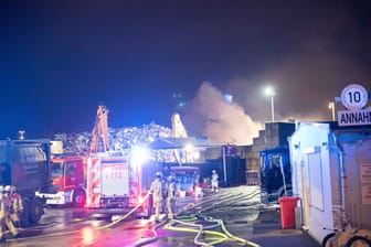 Brand in Düsseldorf: Die Feuerwehr warnte vor dem Rauch.