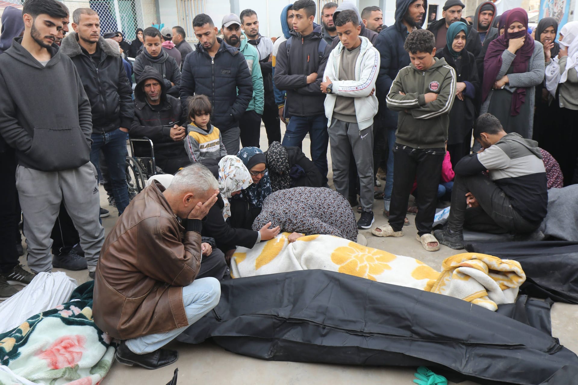 Palästinenser trauern um getötete Angehörige.