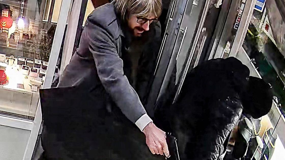 Diese beiden Männer haben am Donnerstag einen Juwelier an der Friedrichstraße überfallen. Diese beiden Männer haben am Donnerstag einen Juwelier an der Friedrichstraße überfallen.