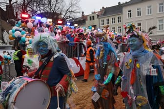 Köln: Mit den Rosenmontagszügen erreicht der rheinische Straßenkarneval seinen Höhepunkt.