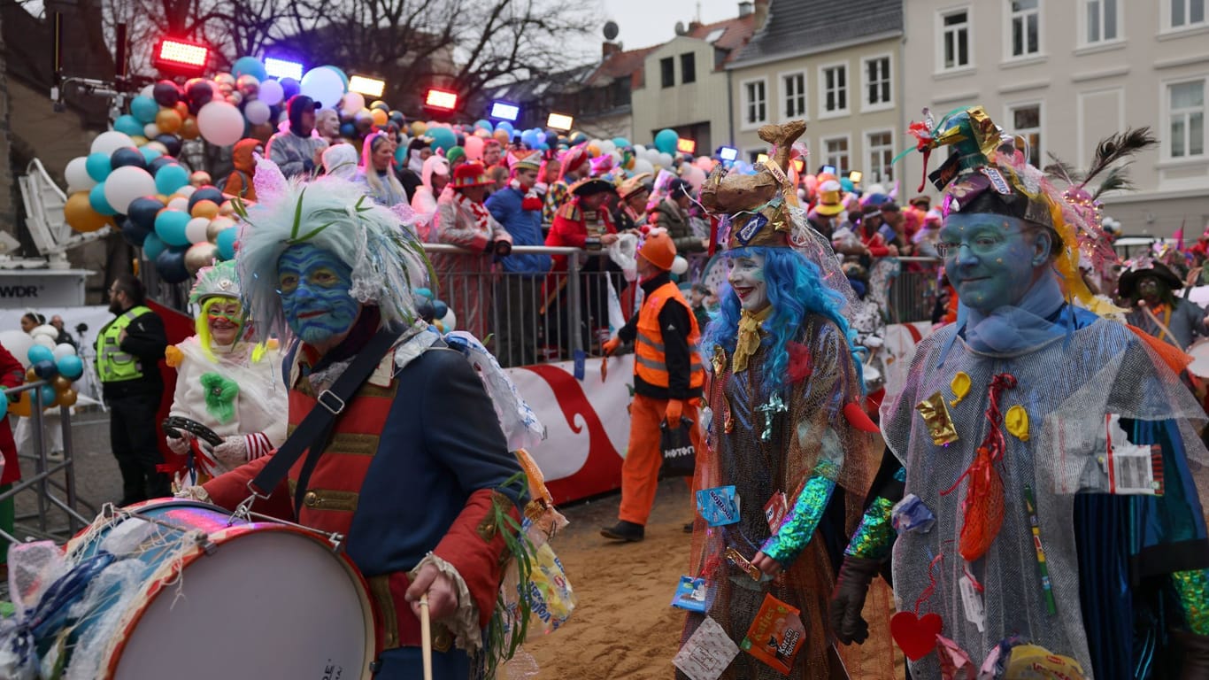 Köln: Mit den Rosenmontagszügen erreicht der rheinische Straßenkarneval seinen Höhepunkt.