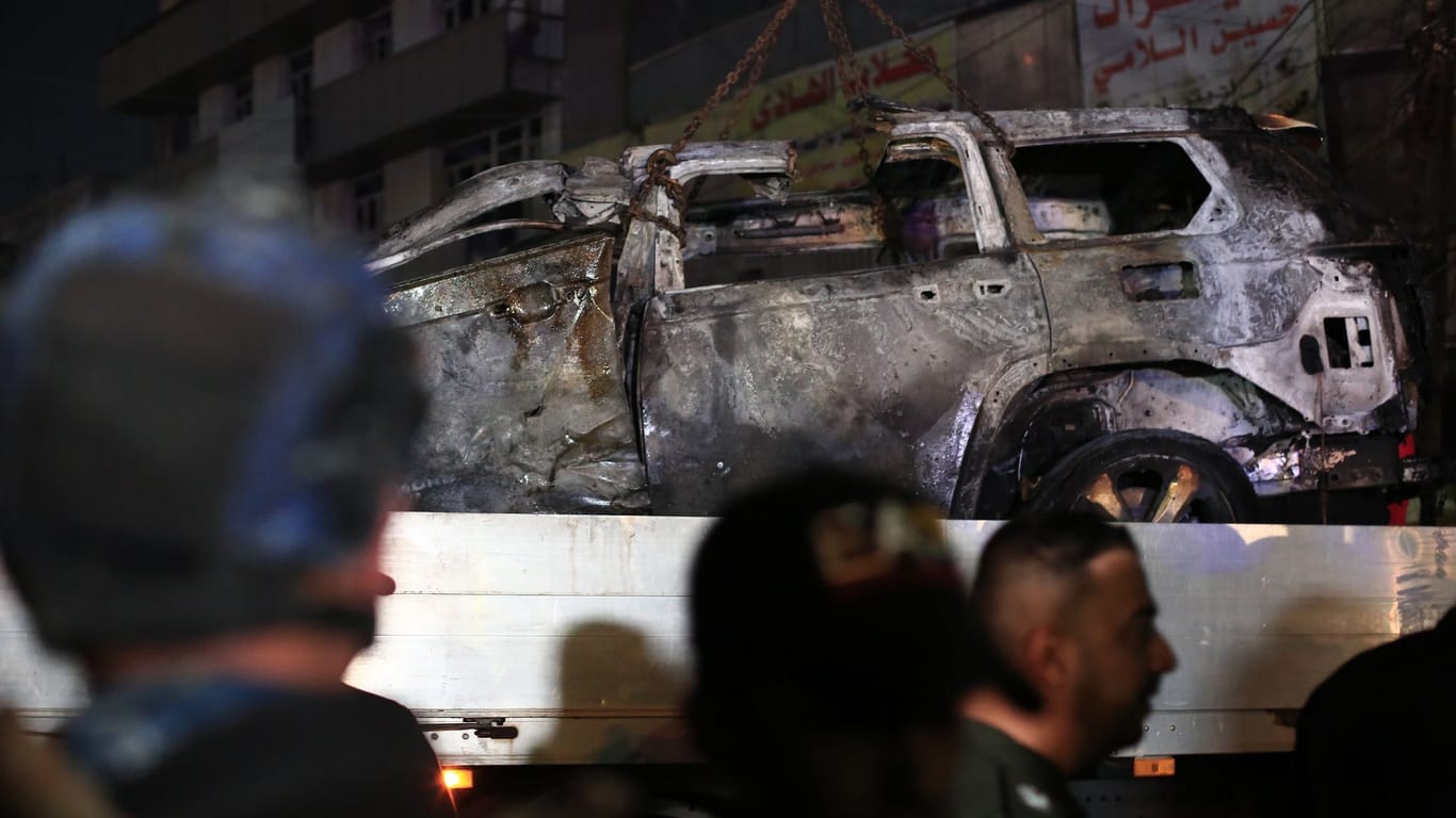 Ein Fahrzeug wird abtransportiert, das von einem US-Drohnenangriff getroffen wurde bei dem Berichten zufolge drei Personen, darunter zwei Anführer einer pro-iranischen Gruppe, getötet wurden