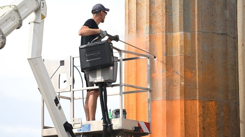 ARCHIV - Reinigungsarbeiten nach dem Farbanschlag: Mitglieder der Letzten Generation hatten am 17. September 2023 das symbolträchtige Wahrzeichen besprüht. ARCHIV - Reinigungsarbeiten nach dem Farbanschlag: Mitglieder der Letzten Generation hatten am 17. September 2023 das symbolträchtige Wahrzeichen besprüht.
