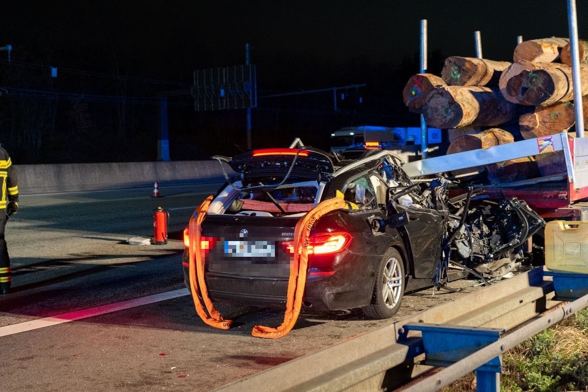 Unfallstelle auf der A5: Die Feuerwehr fand hier zwei Tote.