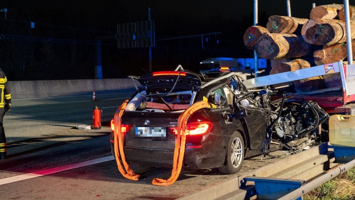 Unfallstelle auf der A5: Die Feuerwehr fand hier zwei Tote.