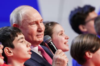 Wladimir Putin singt mit Kindern (Archivbild): Offenbar sollen Jungen und Mädchen bald in Lagern für den Krieg vorbereitet werden.