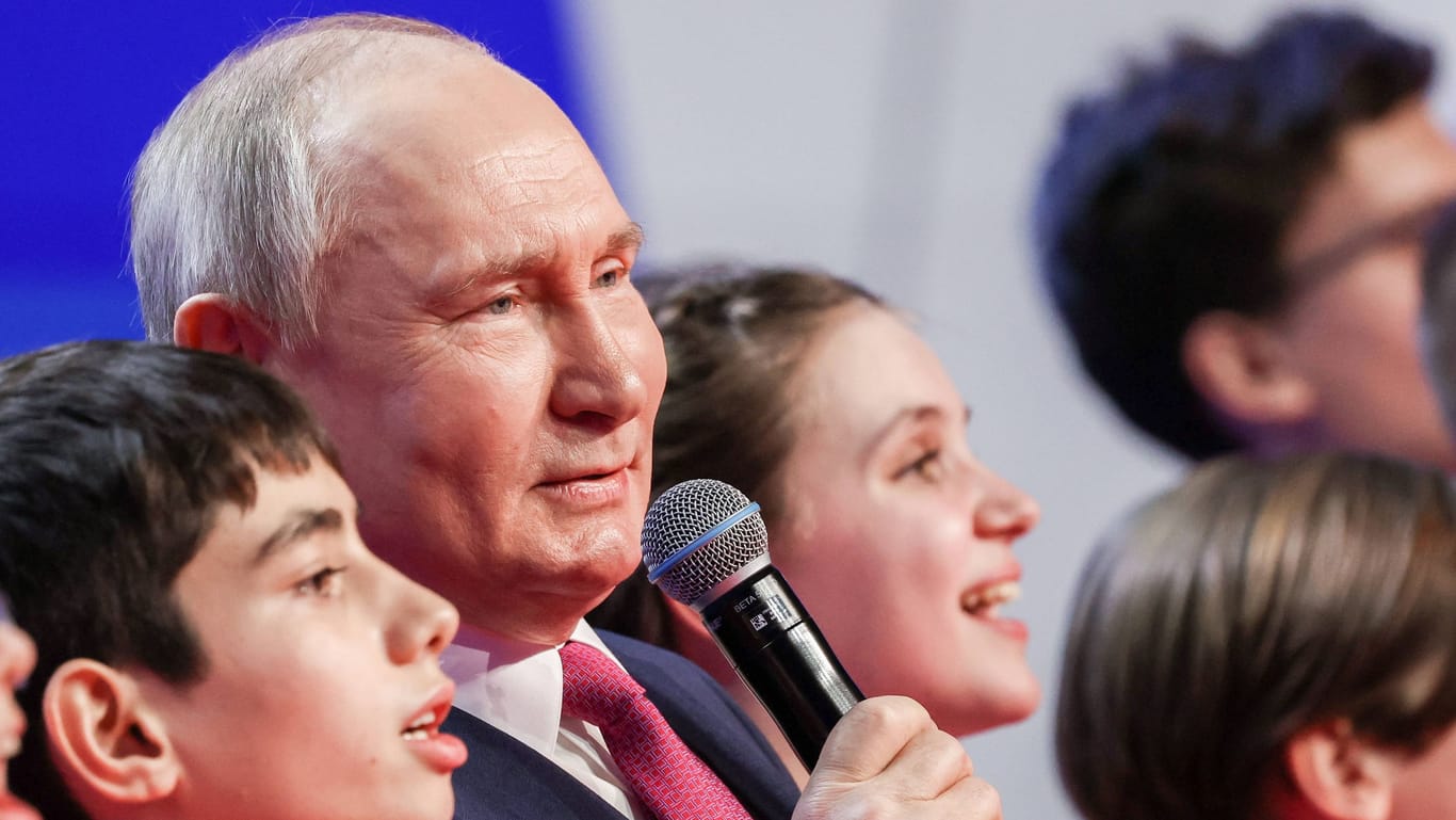 Wladimir Putin singt mit Kindern (Archivbild): Offenbar sollen Jungen und Mädchen bald in Lagern für den Krieg vorbereitet werden.
