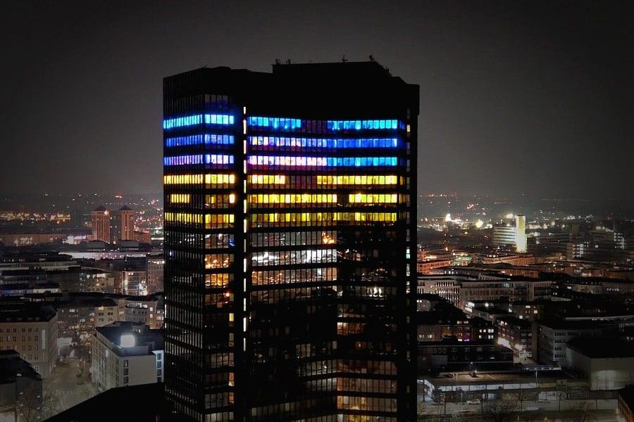 Zeichen der Solidarität: Das Rathaus der Stadt Essen erstrahlt vom 21. bis 28. Februar jeden Abend in den Landesfarben der Ukraine.
