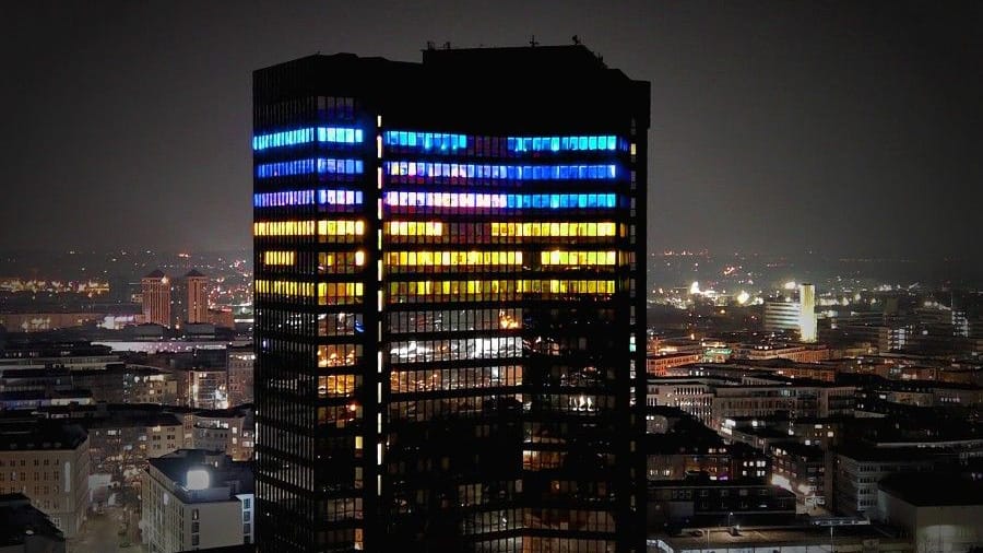 Zeichen der Solidarität: Das Rathaus der Stadt Essen erstrahlt vom 21. bis 28. Februar jeden Abend in den Landesfarben der Ukraine. Zeichen der Solidarität: Das Rathaus der Stadt Essen erstrahlt vom 21. bis 28. Februar jeden Abend in den Landesfarben der Ukraine.