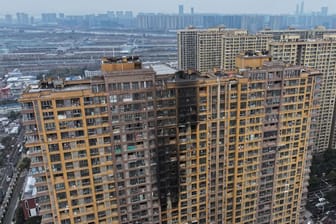 E-Scooter löst Wohnhausbrand aus: Wegen mangelnder Sicherheitsvorkehrungen sterben in China immer wieder Menschen durch Brände.