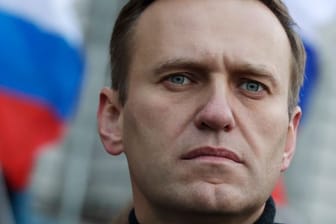Der tote Oppositionsführer Alexej Nawalny (Archivbild): Kritiker vermuten, dass der Kreml Nawalnys Leiche erst jetzt herausgibt, um Spuren zu verwischen.