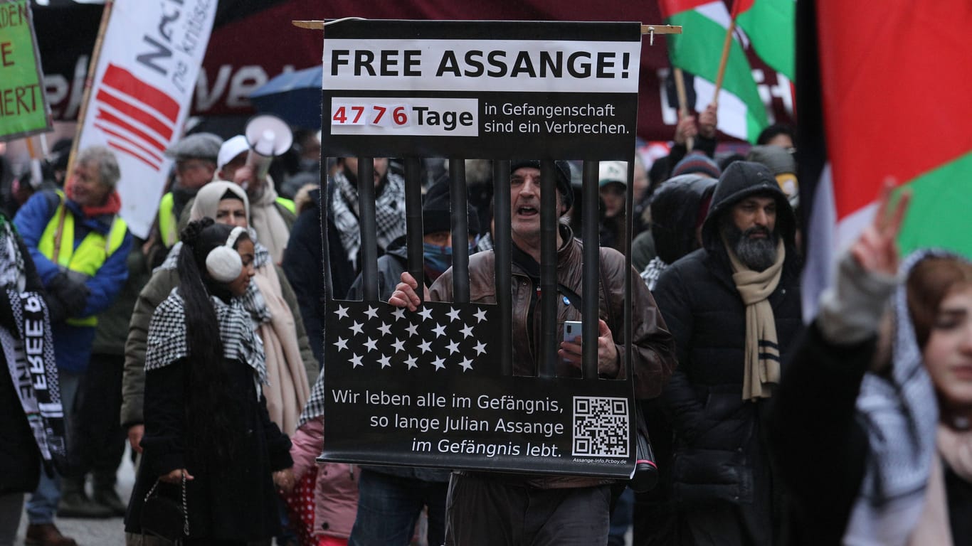 Aktivist demonstriert für Assange' Freilassung: Kritiker befürchten, dass bei einer Auslieferung der Journalismus in Gefahr gerät.
