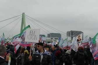 Demoteilnehmer zogen am Samstag durch Köln: Sie fordern die Freilassung von Abdullah Öcalan.