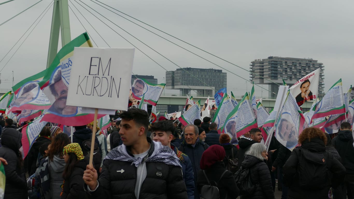 Demoteilnehmer zogen am Samstag durch Köln: Sie fordern die Freilassung von Abdullah Öcalan.