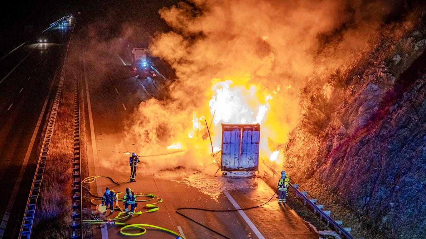 Feuerwehreinsatz am Montagabend auf der A17: Der Schaden soll bei mehreren hunderttausend Euro liegen.