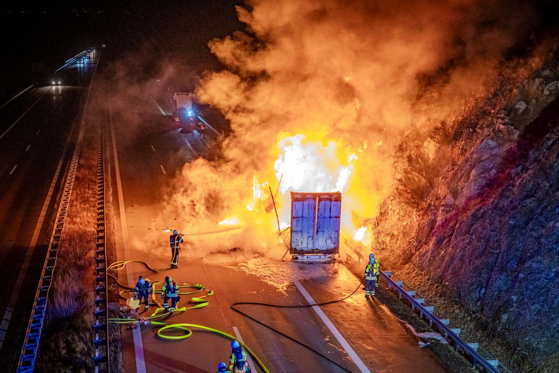 Feuerwehreinsatz am Montagabend auf der A17: Der Schaden soll bei mehreren hunderttausend Euro liegen.