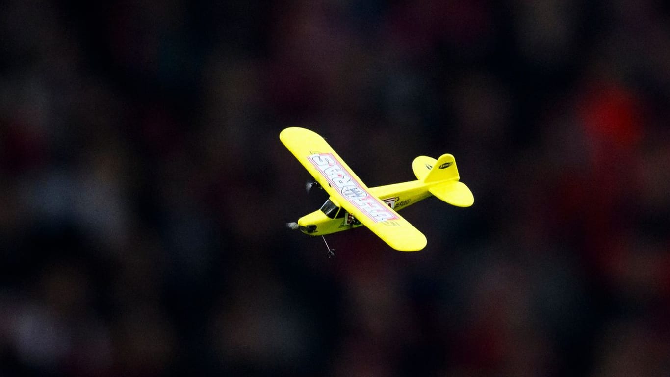 Skurriler Protest: Durch das Freiburger Stadion flogen in Durchgang zwei plötzlich Miniatur-Flugzeuge.