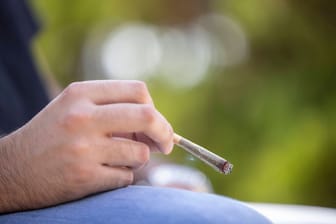 Ein Joint (Symbolbild): Im öffentlichen Raum soll der Besitz von 25 Gramm getrocknetem Cannabis straffrei bleiben.