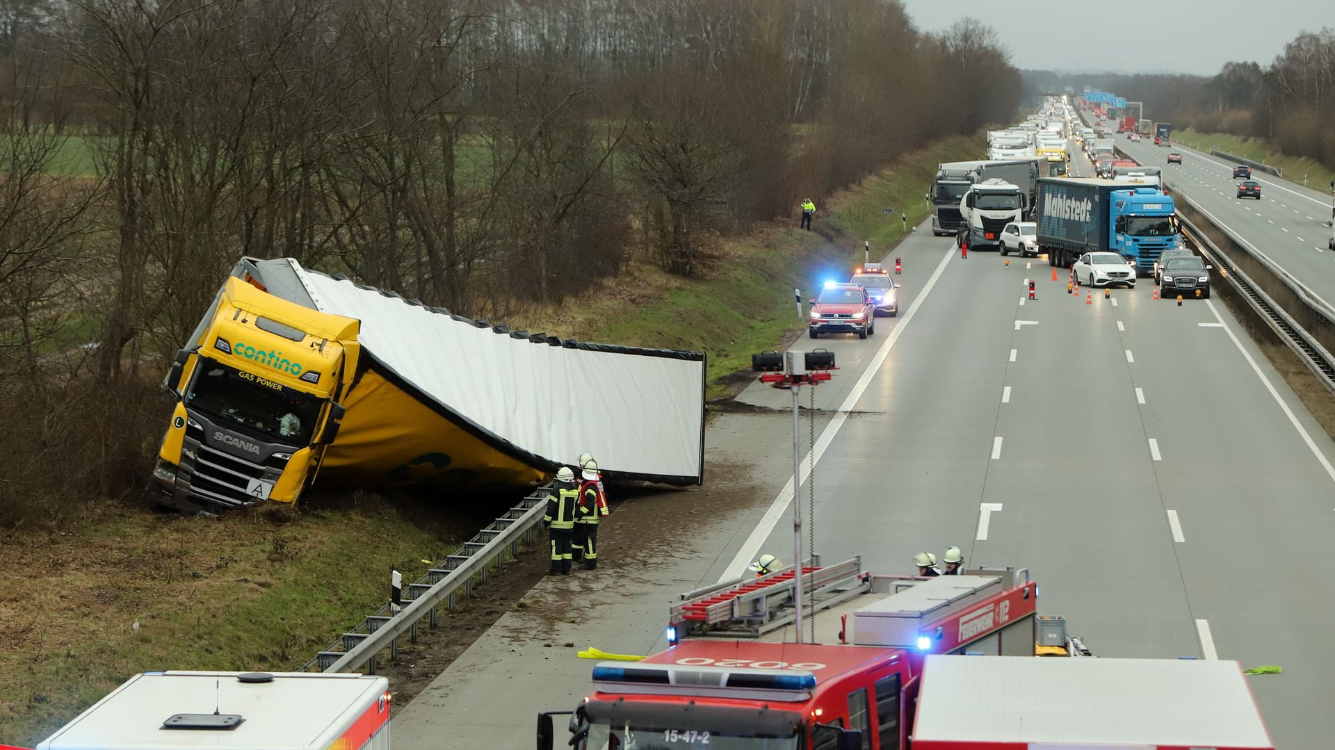 Die Unfallstelle auf der A1: Es hat sich ein kilometerlanger Rückstau gebildet.