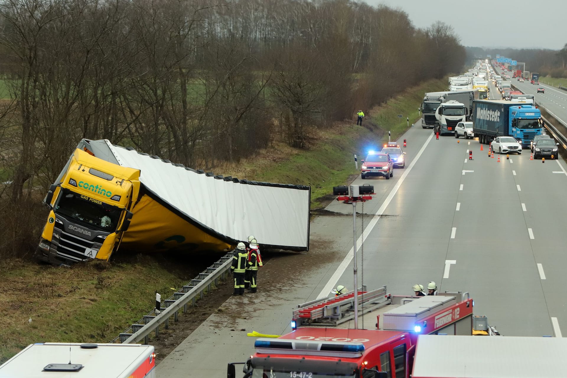 Die Unfallstelle auf der A1: Es hat sich ein kilometerlanger Rückstau gebildet.