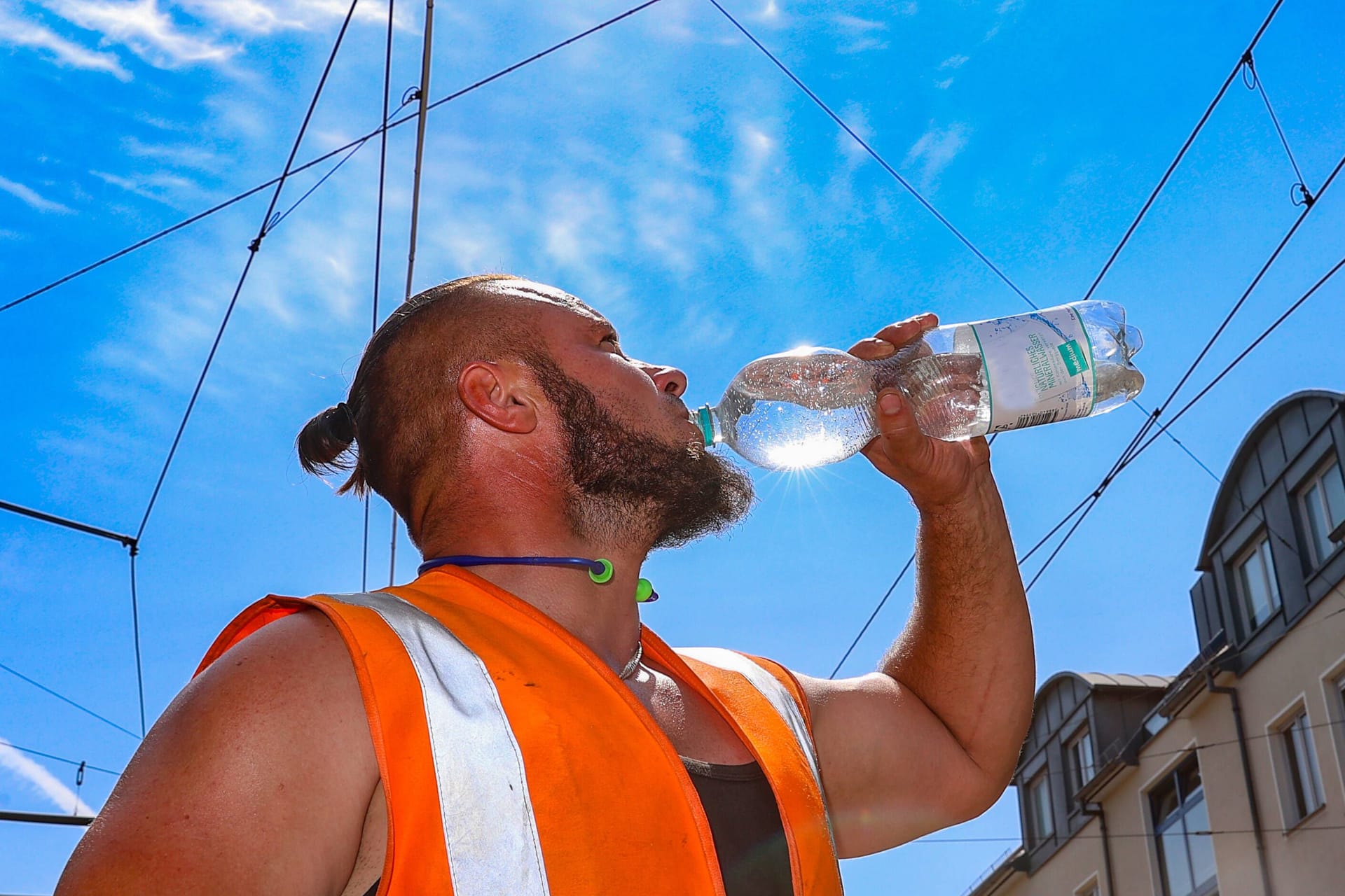 Hannover (Archivfoto): Straßenbauarbeiter schwitzt bei über 40 Grad.