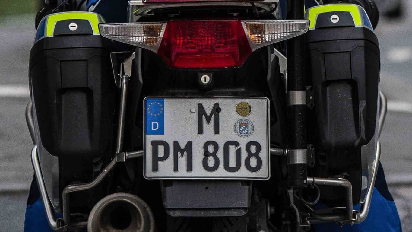 Ein Polizeimotorrad mit quadratischem Kennzeichen: Auf diesen ist die Zahl möglicher Kombinationen limitiert.