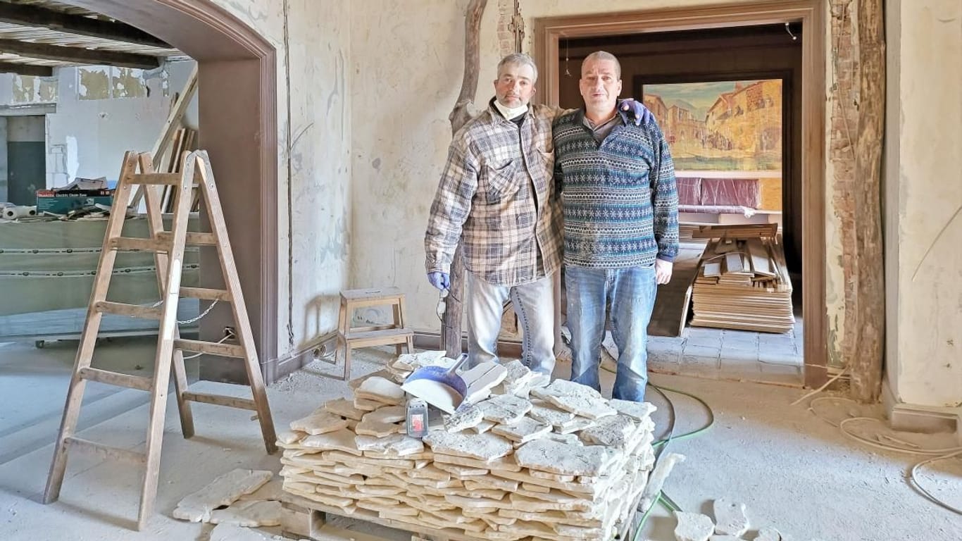 Georg Supanz (links) mit seinem Bruder während des Umbaus: Die Einrichtung ist an den Walt-Disney-Film Pinocchio angelehnt.