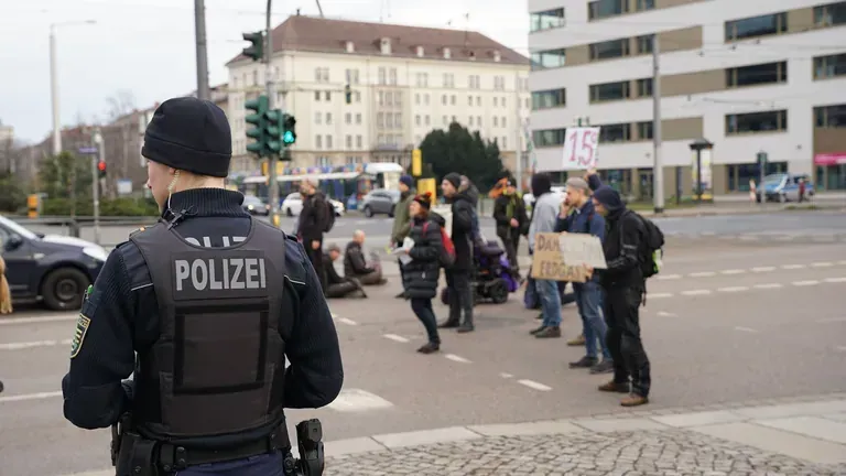 Straßenblockade in Dresden (Archivbild): Die Protestform ist legal.